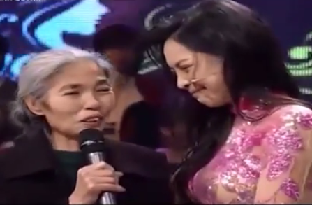 Clip khoanh khac Quynh gap me va ban be hinh anh