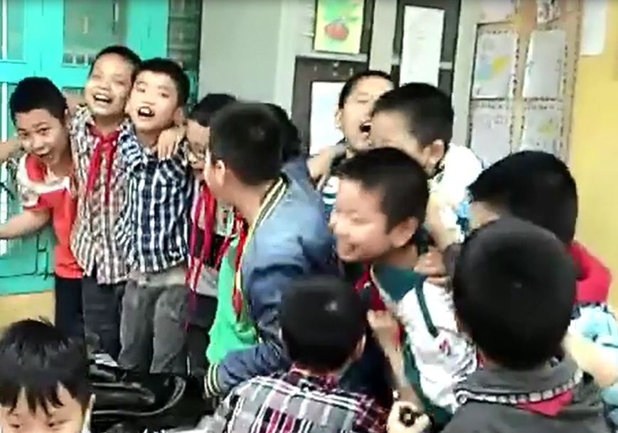 Clip hoc sinh lop 4 dong thanh hat 'Chac ai do se ve' hinh anh