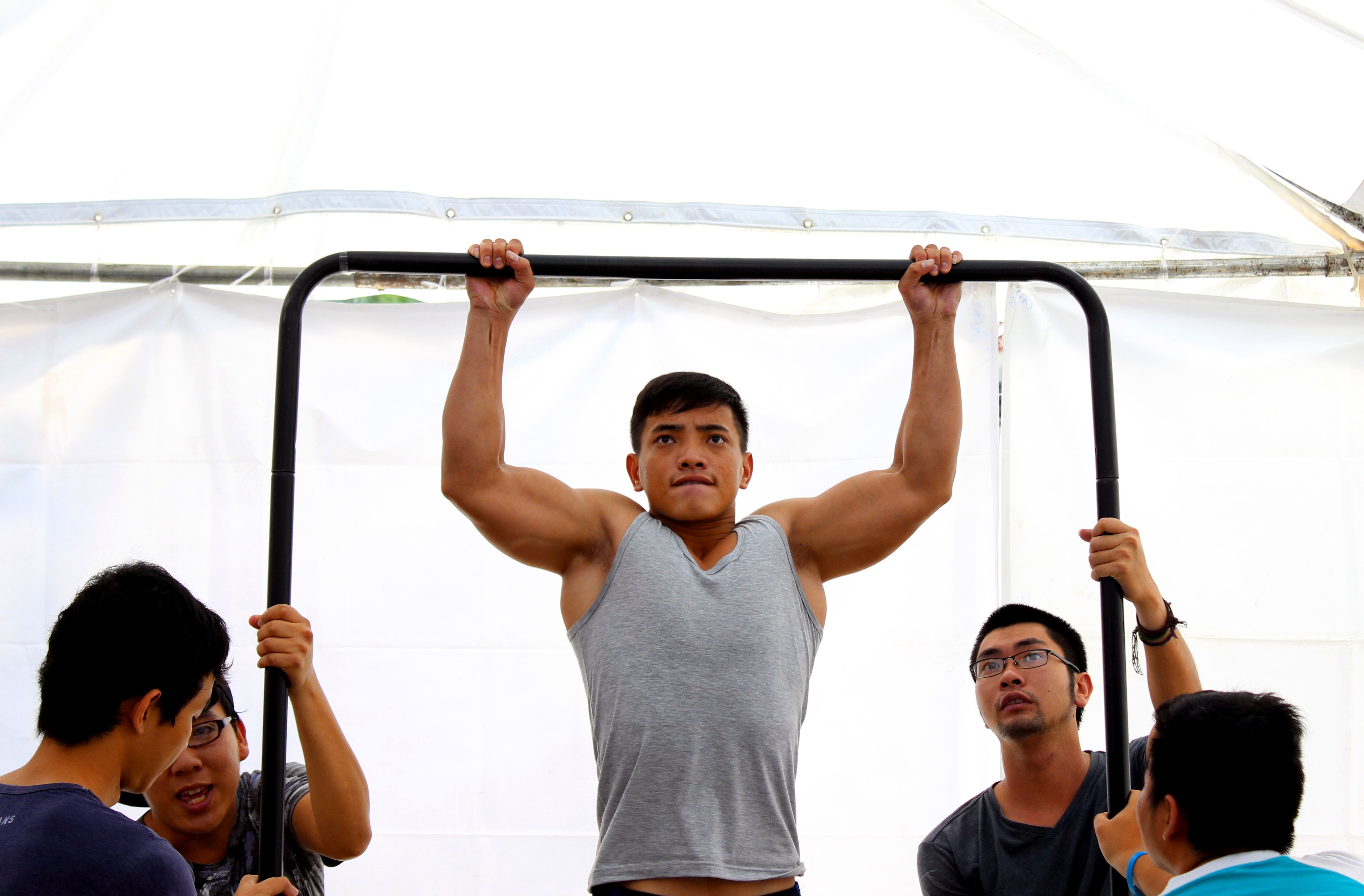 Cac chang trai co bap tranh tai o game show mao hiem hinh anh