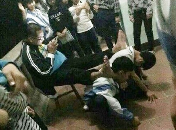 Thay giao bat hoc sinh quy lam ghe gac chan hinh anh