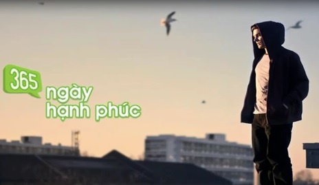 Clip chang trai khoc loc cau xin ban gai tren song VOV hinh anh