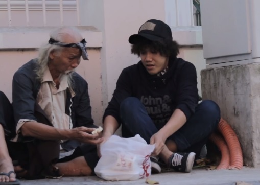 Clip thanh nien xin an nguoi la o Sai Gon hinh anh