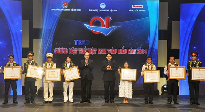 Vinh danh 10 guong mat tre tieu bieu 2014 hinh anh