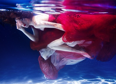 Loat anh duoi nuoc cua hot girl nhom Pho hinh anh