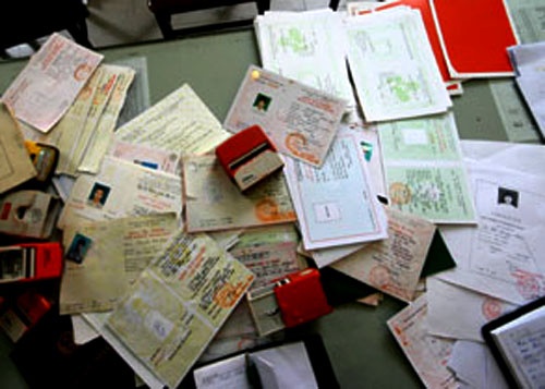 Bat 3 sinh vien tham gia duong day lam van bang gia hinh anh