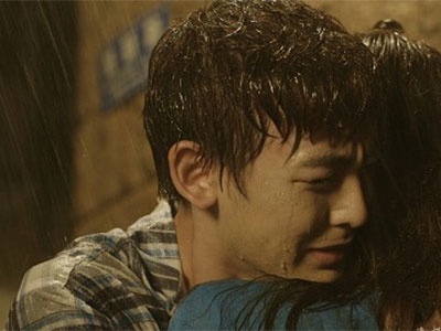 Tinh yeu bi kich cua doi ban tre bi gia dinh ngan cach hinh anh