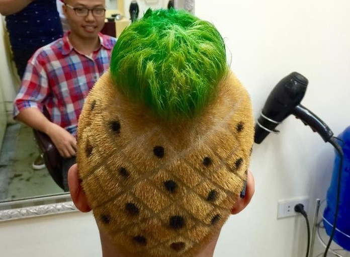 Cau like Facebook, chang trai Ha Noi phai tao toc qua dua hinh anh