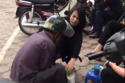 Thuc hu clip co gai duoi bo ngheo vi xau ho voi ban be hinh anh