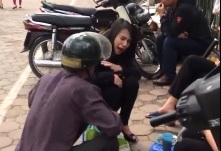 Clip co gai choi bo nguoi bo ngheo hinh anh