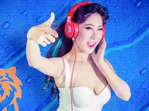 Hot girl va DJ Viet lam gi trong ngay nghi le? hinh anh