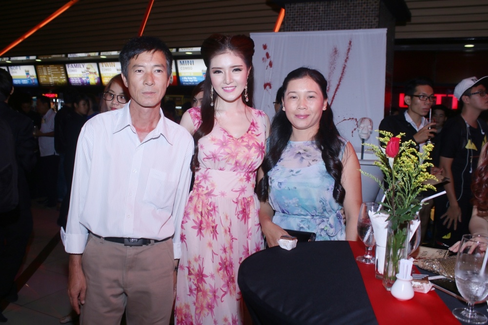 Hot girl Lilly Luta dua bo me di xem phim ma Thai Lan hinh anh