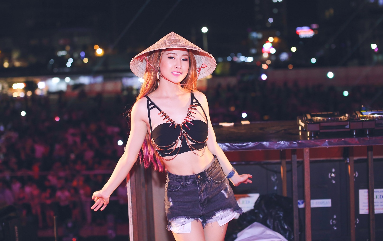 DJ Oxy doi non la choi nhac truoc 12.000 nguoi hinh anh