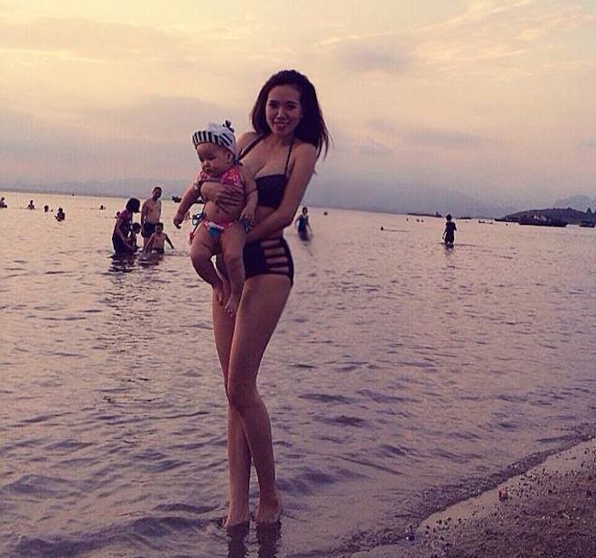 Mai Thỏ (Bùi Như Mai, 24 tuổi) nhanh chóng lấy lại vóc dáng cân đối sau khi sinh em bé. Bà mẹ một con khoe thân hình nóng bỏng với bikini trên biển. 