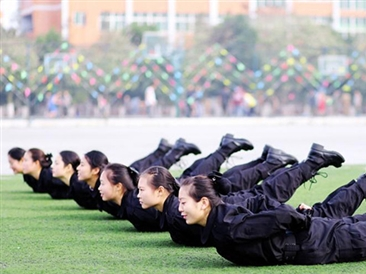 Nu tiep vien hang khong kho luyen nhu quan nhan hinh anh
