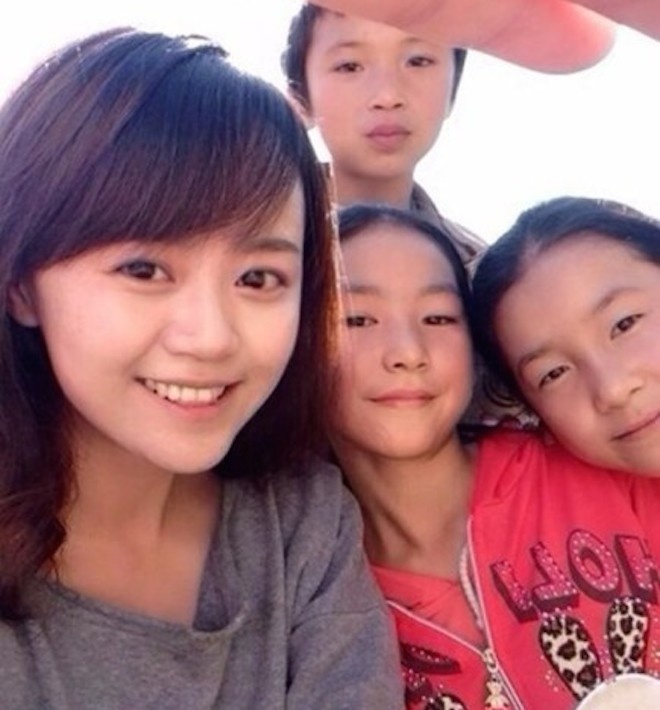 Bên cạnh đó, nữ thạc sỹ Zhu Jing còn thực sự chinh phục dân mạng bằng vẻ ngoài xinh xắn, tươi trẻ và tràn đầy sức sống. Sự gần gũi, giản dị cùng những hành động ý nghĩa, Zhu Jing là tấm gương sáng để nhiều bạn trẻ học tập.