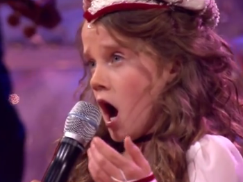 Clip co be co giong hat thien than hut 20 trieu luot xem hinh anh