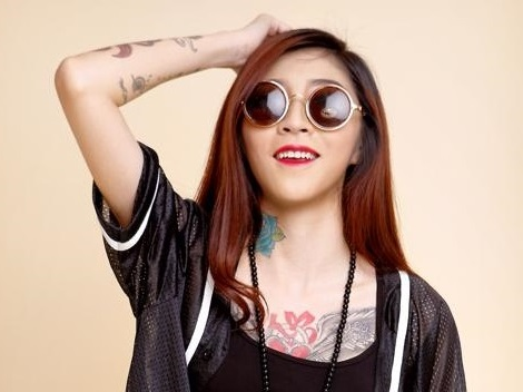 Co gai dung hinh xam thay trang suc dat show sau noi tieng hinh anh