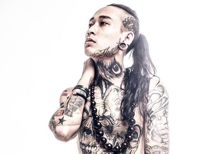 Ong bo 9X tu tay trang den chu 2 tiem xam tai Sai Gon hinh anh