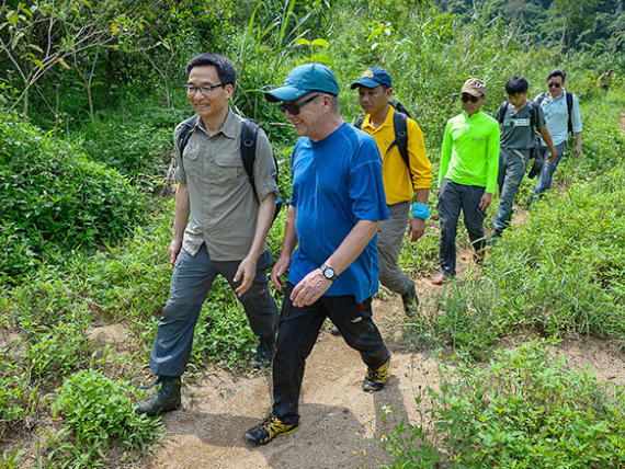 Dan mang xon xao anh Pho thu tuong loi suoi vao Son Doong hinh anh