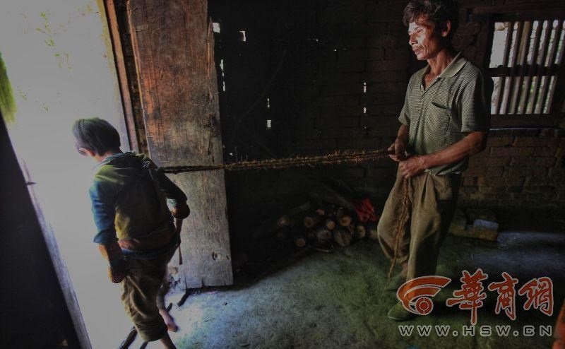 Co be bi troi bang day thung suot 6 nam hinh anh