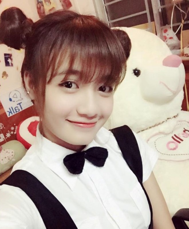 Ê Vo thường xuyên được mời làm mẫu ảnh, chụp quảng cáo cho các shop thời trang... Tuy cát-xê không cao, song nữ sinh người Quảng Bình xem đó như niềm đam mê nghệ thuật.