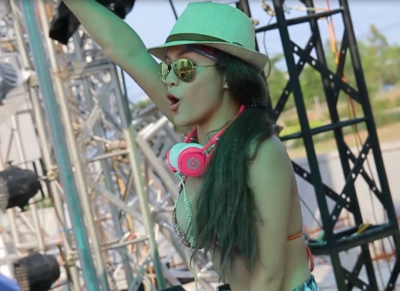 Clip DJ Melo mac bikini choi nhac tai le hoi nuoc hinh anh