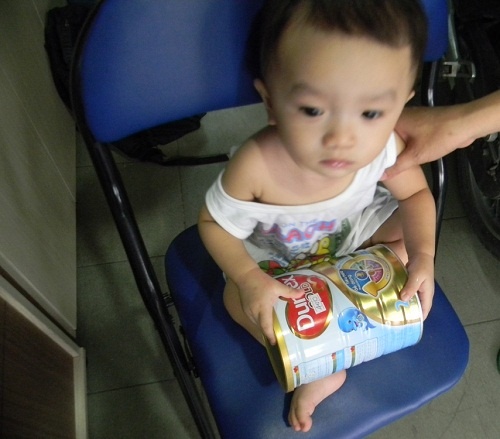 Nhieu tre uong phai sua nhiem khuan hinh anh