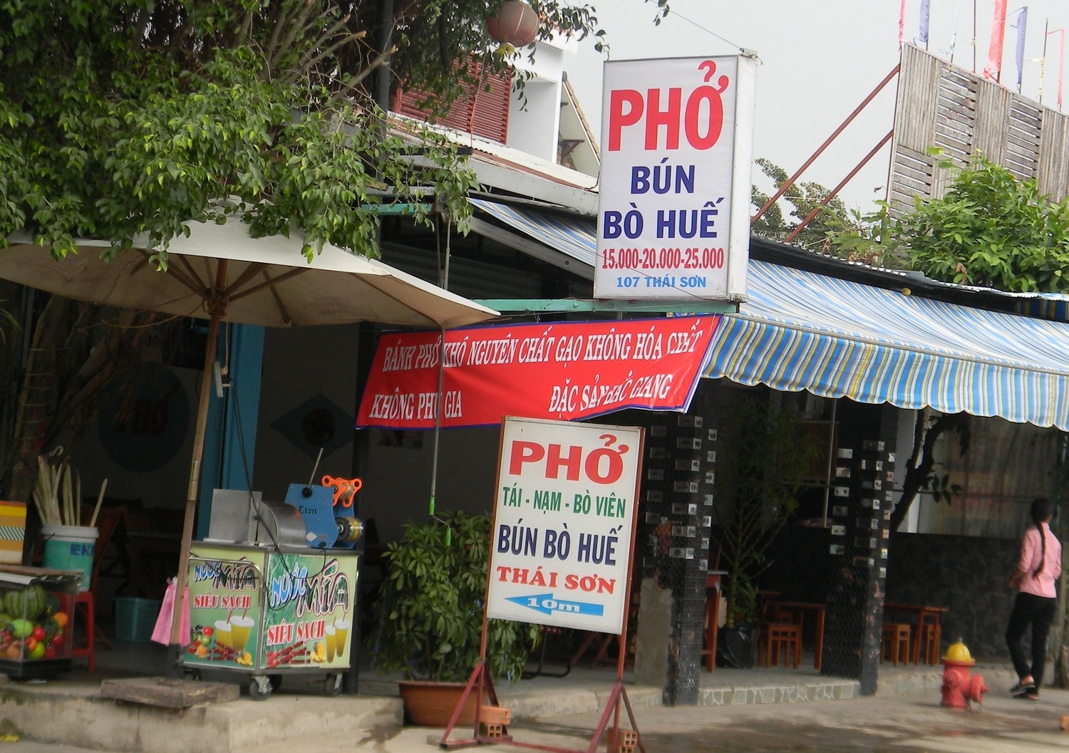 Hang bun pho Sai Gon nghi ke lay long khach hinh anh