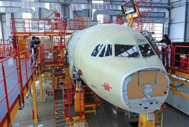 Ben trong nha may lap rap may bay Airbus hinh anh