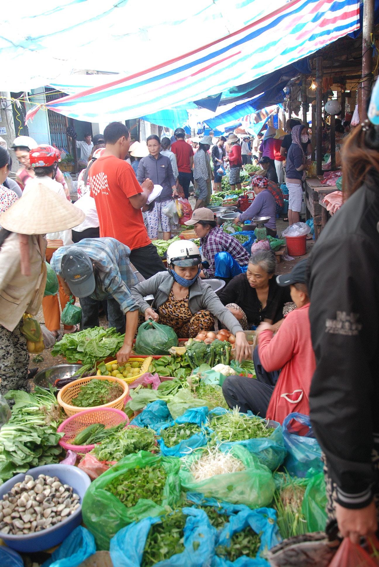 Dan Da Nang tat bat mua hang du tru truoc bao hinh anh