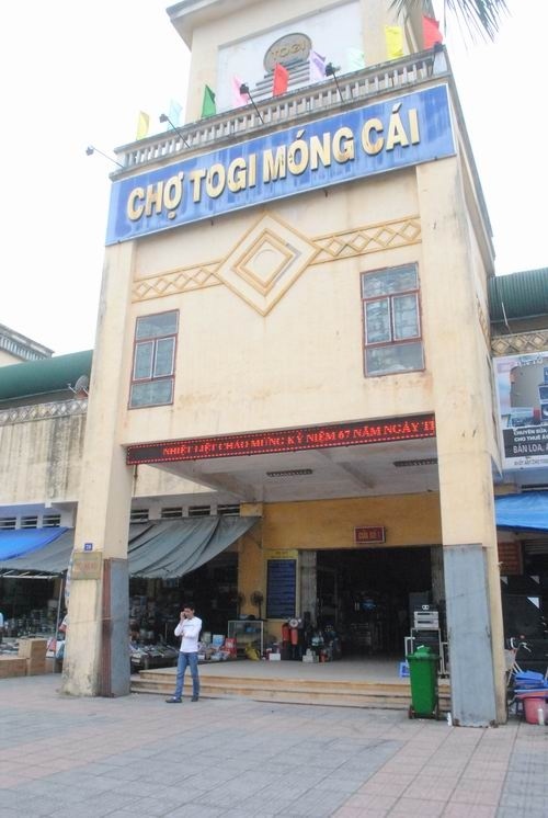 Hang Trung Quoc het thoi, cua khau Mong Cai vang nguoi hinh anh