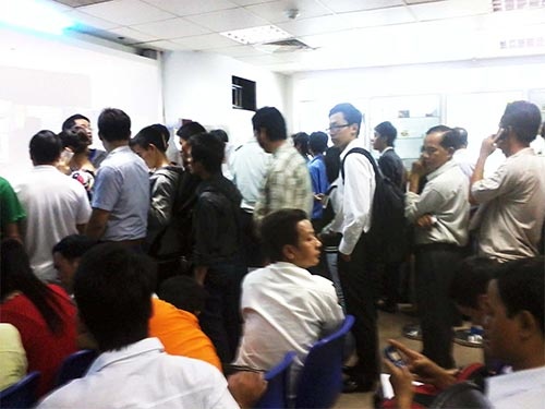 Ban hang da cap: An khoai lang, de tien mua giay, ao vest hinh anh