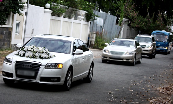 Lam an kho, giam doc cho thue o to 'cung' cho dam cuoi hinh anh