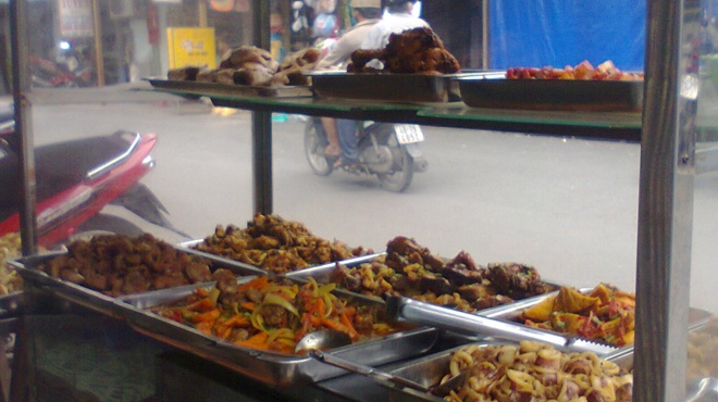 Com sinh vien 12.000 dong che bien canh nha ve sinh hinh anh