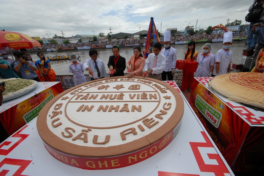 Chiec banh khong lo nang gan 600kg o Soc Trang hinh anh