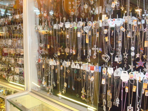 Nu trang gia 10.000 dong o Ha Noi doc hai ra sao? hinh anh