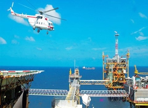 Truc thang dut canh quat tren gian khoan giua bien hinh anh