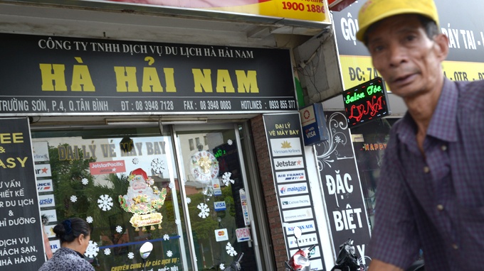 Vi sao ve may bay den tay hanh khach dat hon gia thuc te? hinh anh