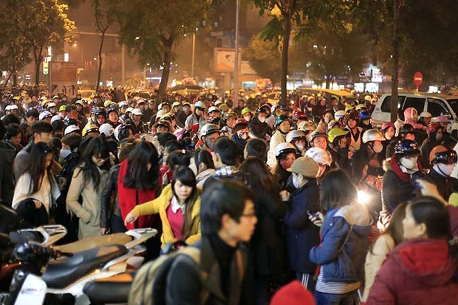 Bien nguoi o Royal City dem Noel hinh anh