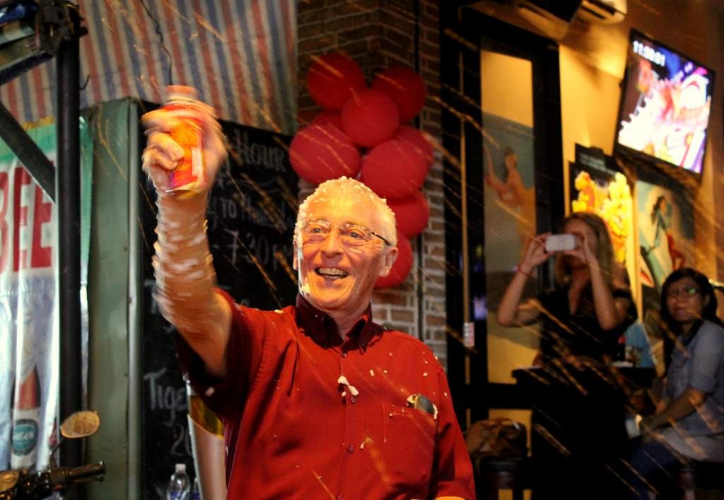 Hot bac nho ban binh xit tuyet tren pho Tay dem giao thua hinh anh