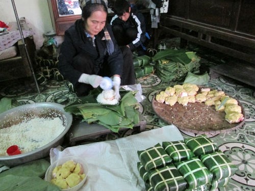 Lang banh chung lon nhat thu do lo e mua Tet hinh anh