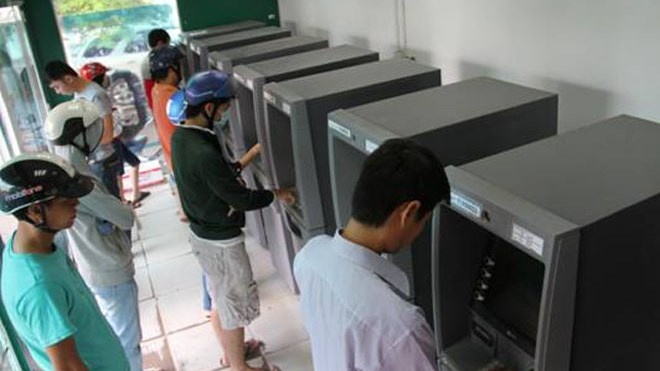Lai rong ran xep hang truoc ATM ngay can Tet hinh anh