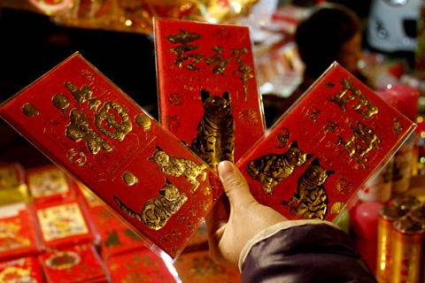 Dau nam, dan cong so khon kho chuyen li xi nha sep hinh anh