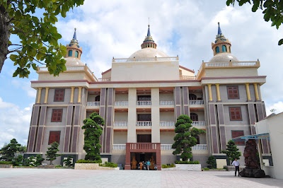 Dinh thu dai gia Tram Be: Toa nha xau xi nhat Viet Nam? hinh anh