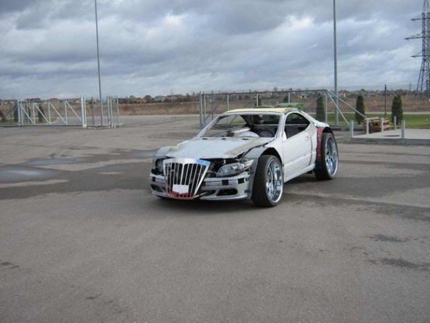 Chiếc CLK-Class cũ nát này được tác giả lấy từ một bãi xe cũ. 