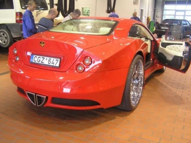 Nhìn từ phía sau.