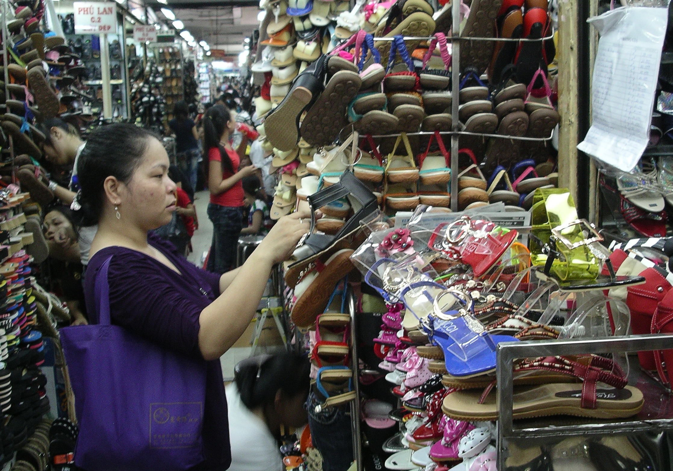 Hang cho len doi thanh hang Thai o Sai Gon hinh anh