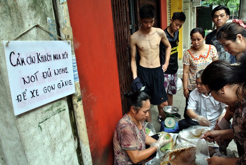 Nguoi Ha Noi chen chuc mua xoi gia 5.000 dong o pho co hinh anh