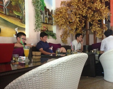 Ca phe may lanh Ha Noi tang gia voi khach tron nong hinh anh