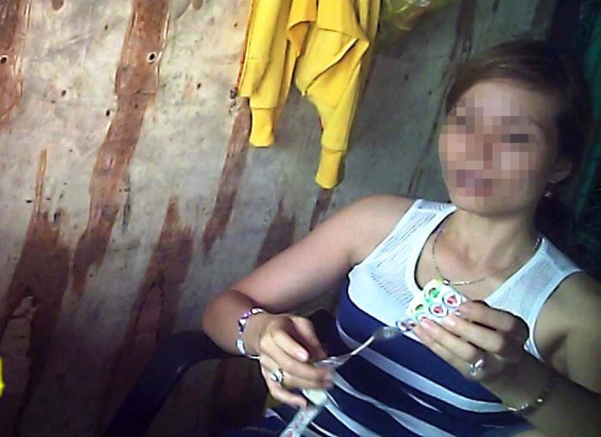 Một chủ sạp tại khu vực chợ A - chợ đầu mối nông sản thực phẩm Thủ Đức, TP.HCM - giới thiệu tem táo Mỹ. Nếu khách chọn mua táo Trung Quốc tại cửa hàng sẽ được tặng tem để dán lên biến thành táo Mỹ